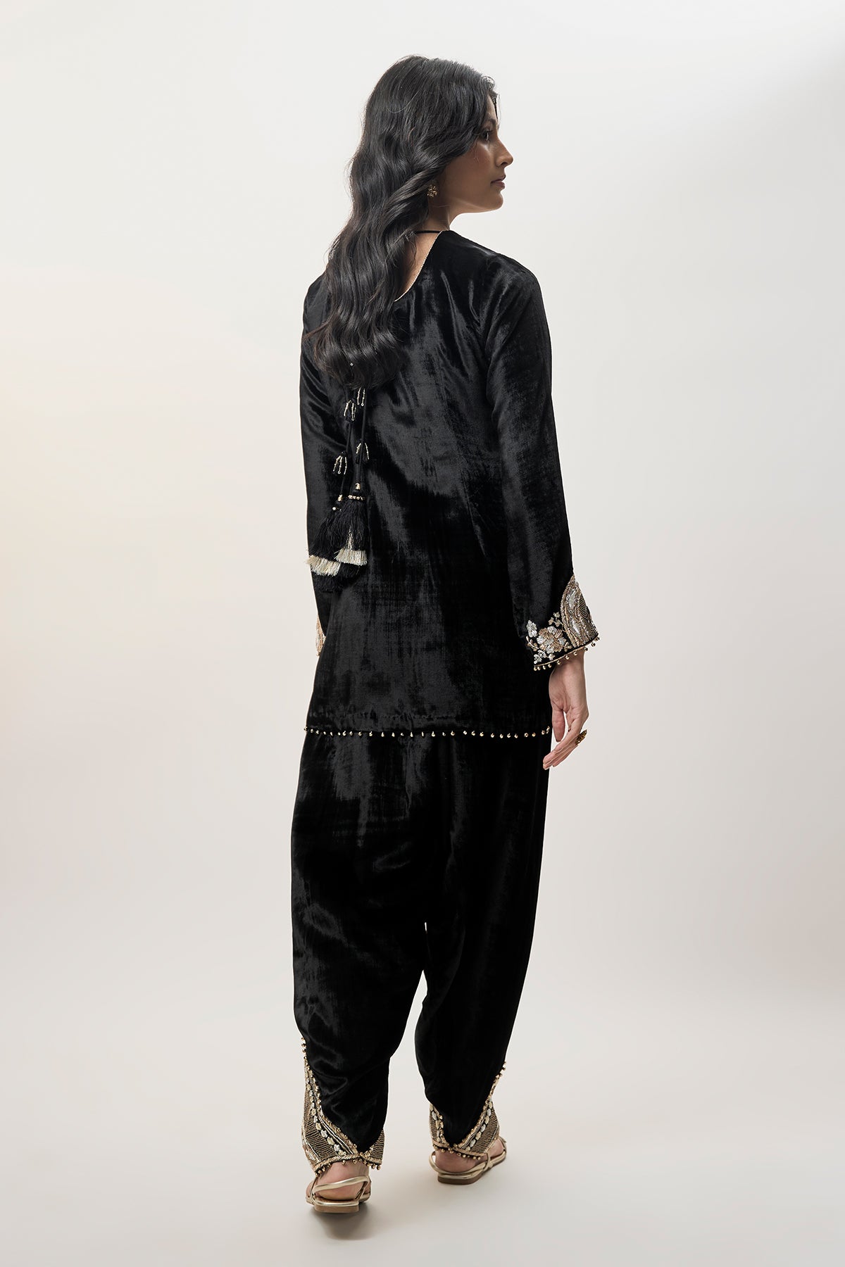 Ziba Black Velvet Embroidered Kurta With Farshi Salwar And
Mukaish Silkmul Dupatta