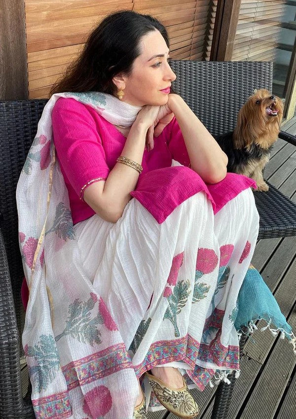 Karisma Kapoor completed her outfit with tiny gold jhumkas and embellished juttis.